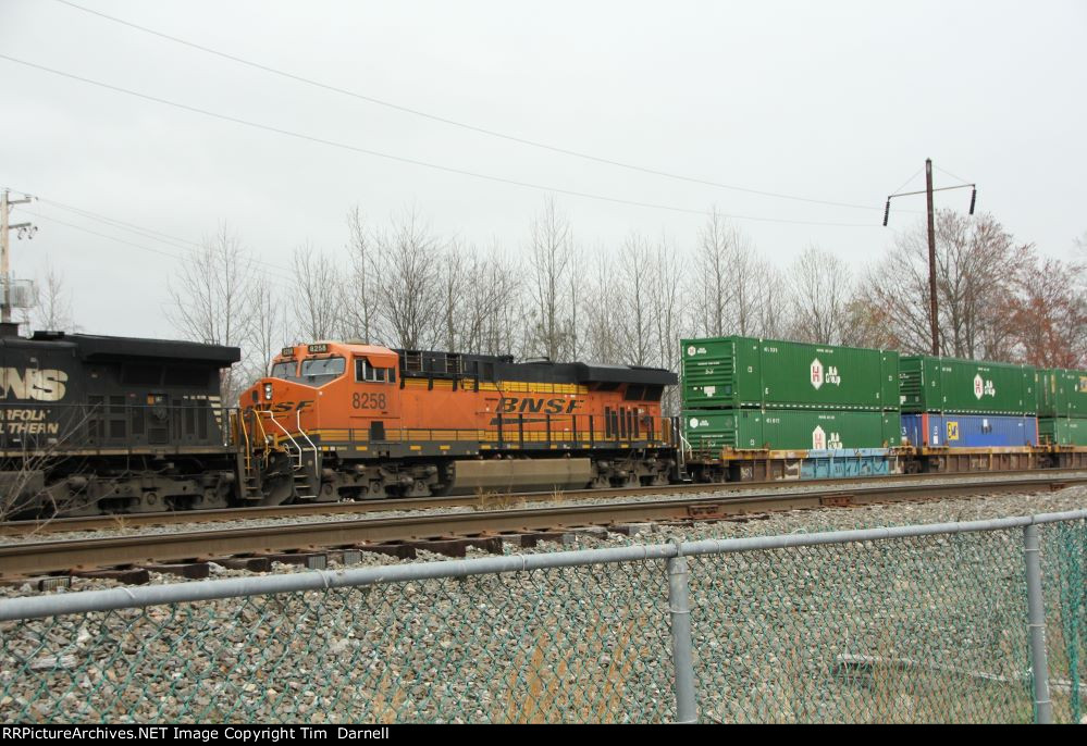 BNSF 8258 on 27P